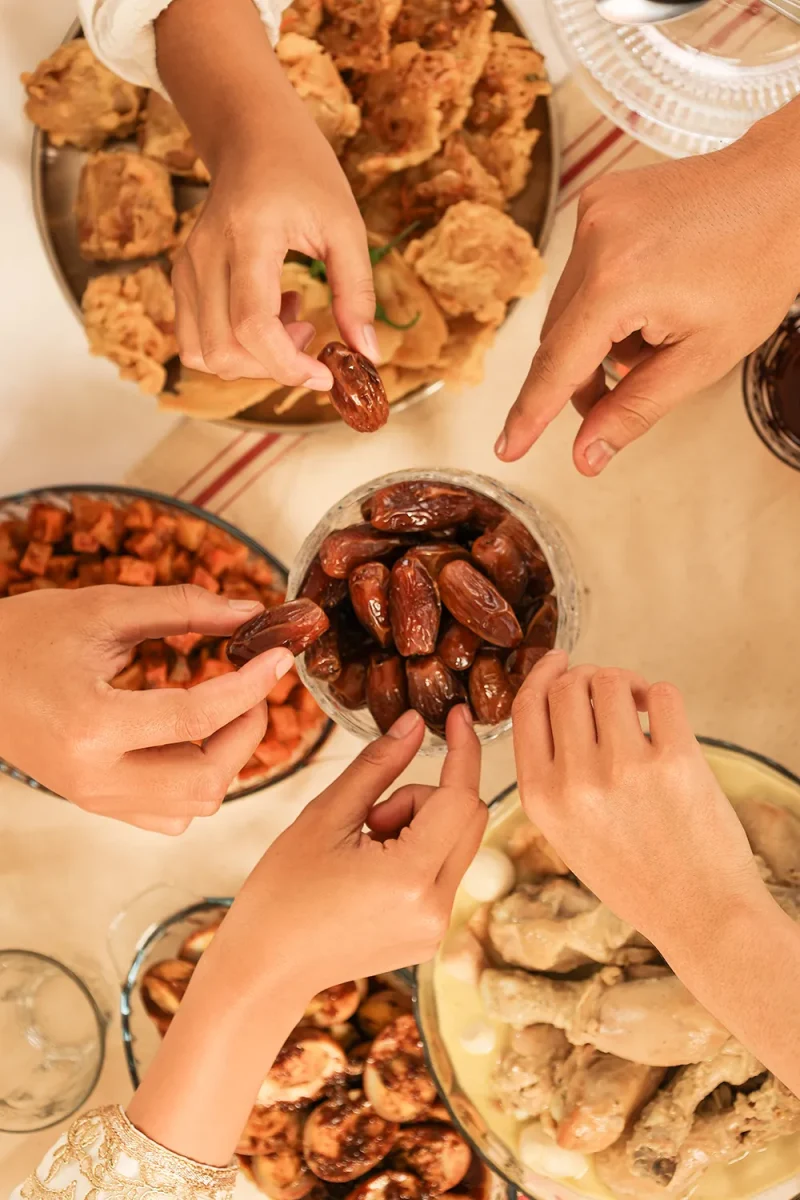 Eller hurmalarla “doğal enerji kaynağı hurma”nın sunduğu hızlı enerji desteğini paylaşıyor; iftar sonrası canlılık için ideal bir atıştırmalık.