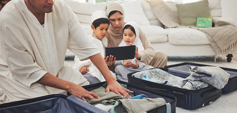 aile el bagajında hurma yer açmak için bavul hazırlıyor