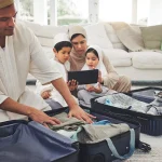 aile el bagajında hurma yer açmak için bavul hazırlıyor
