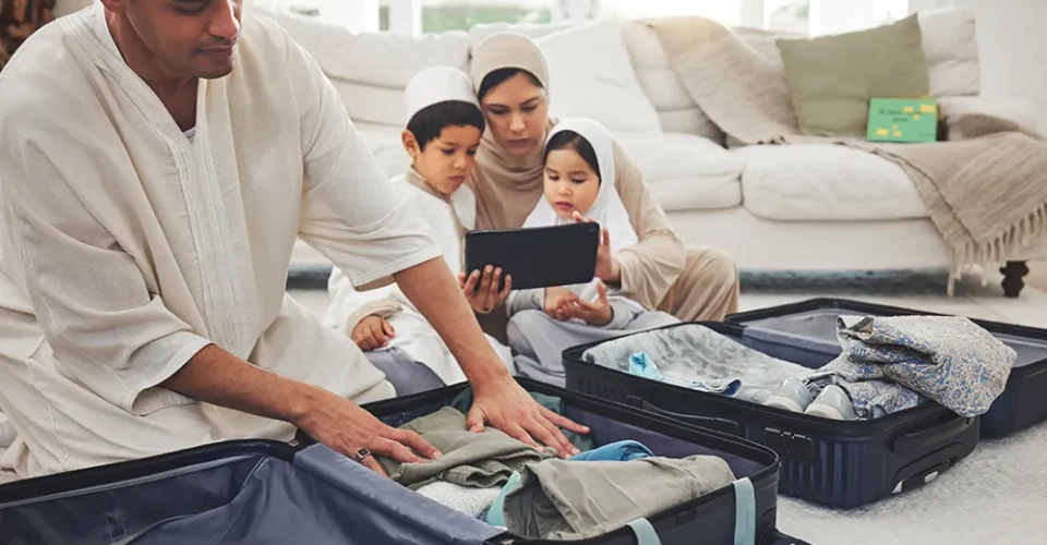 aile el bagajında hurma yer açmak için bavul hazırlıyor