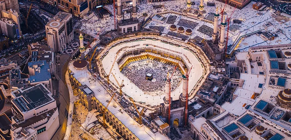 hac ve umre için Kâbe’de tavaf eden ziyaretçilerin havadan görünümü