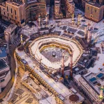 hac ve umre için Kâbe’de tavaf eden ziyaretçilerin havadan görünümü