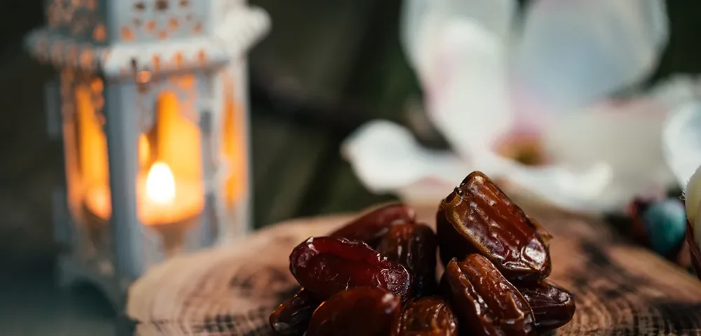 Ramazan sofranızda hurma enerjisi ve umre sırasında beslenme için ideal hurma dizilimi Medine Hurması