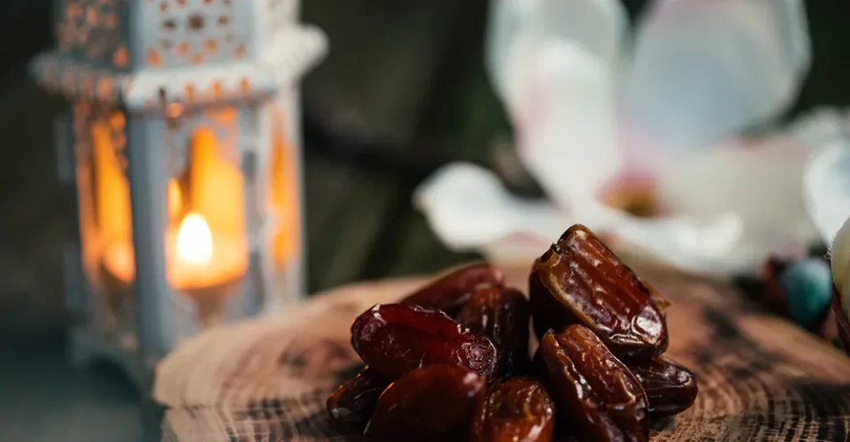 Ramazan sofranızda hurma enerjisi ve umre sırasında beslenme için ideal hurma dizilimi Medine Hurması