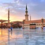 Medine’de gün batımında umre hatırası hurma kültürünü hatırlatan huzurlu avlu