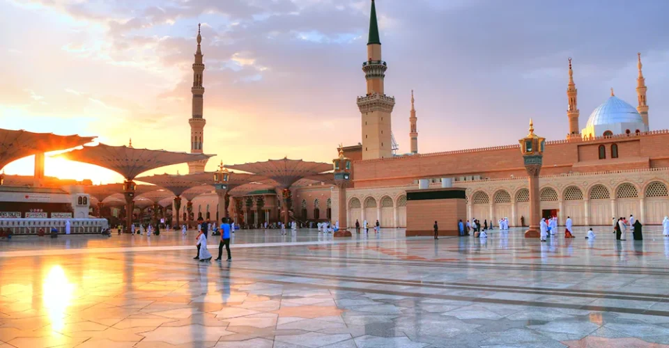 Medine’de gün batımında umre hatırası hurma kültürünü hatırlatan huzurlu avlu