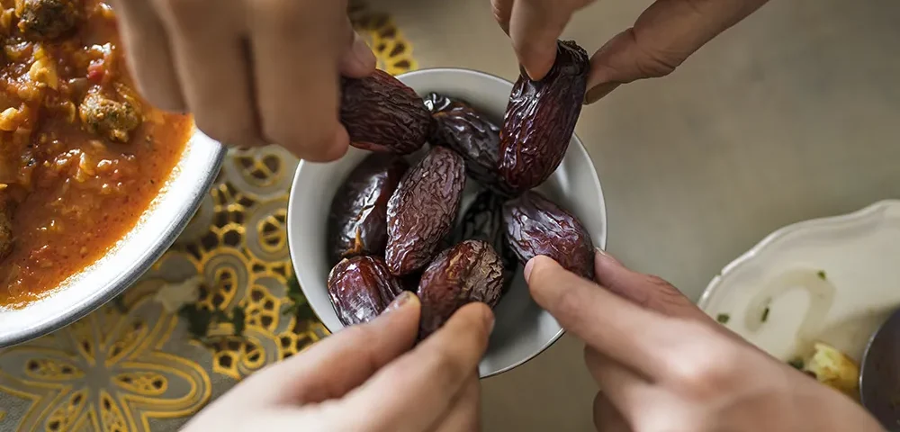 Aile birlikte hurma tüketirken hurmanın faydaları paylaşılıyor medine hurması