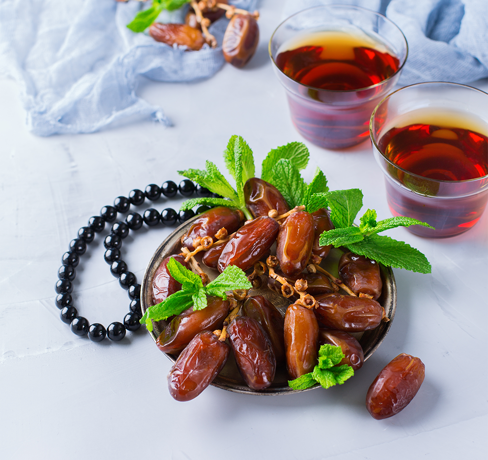 Nane yaprakları ve çay bardaklarıyla sunulan taze Acve hurması